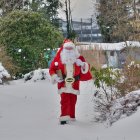 Der Weihnachtmann stapft durch den Schnee