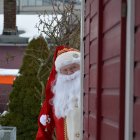 Der Weihnachtsmann luckt um die Ecke