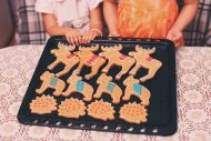 Mit Kindern Weihnachtsplätzchen backen 