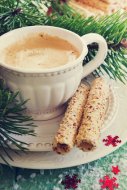 Tasse Weihnachtskaffee mit Gebäck 