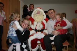 So schön feiern Familien mit dem Weihnachtsmann